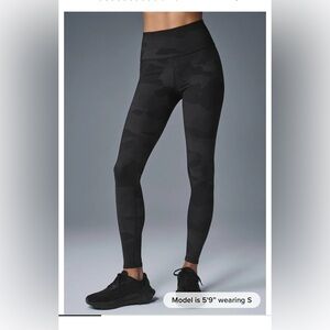Women's Alo Medium EUC Camouflage High-waist Leggings